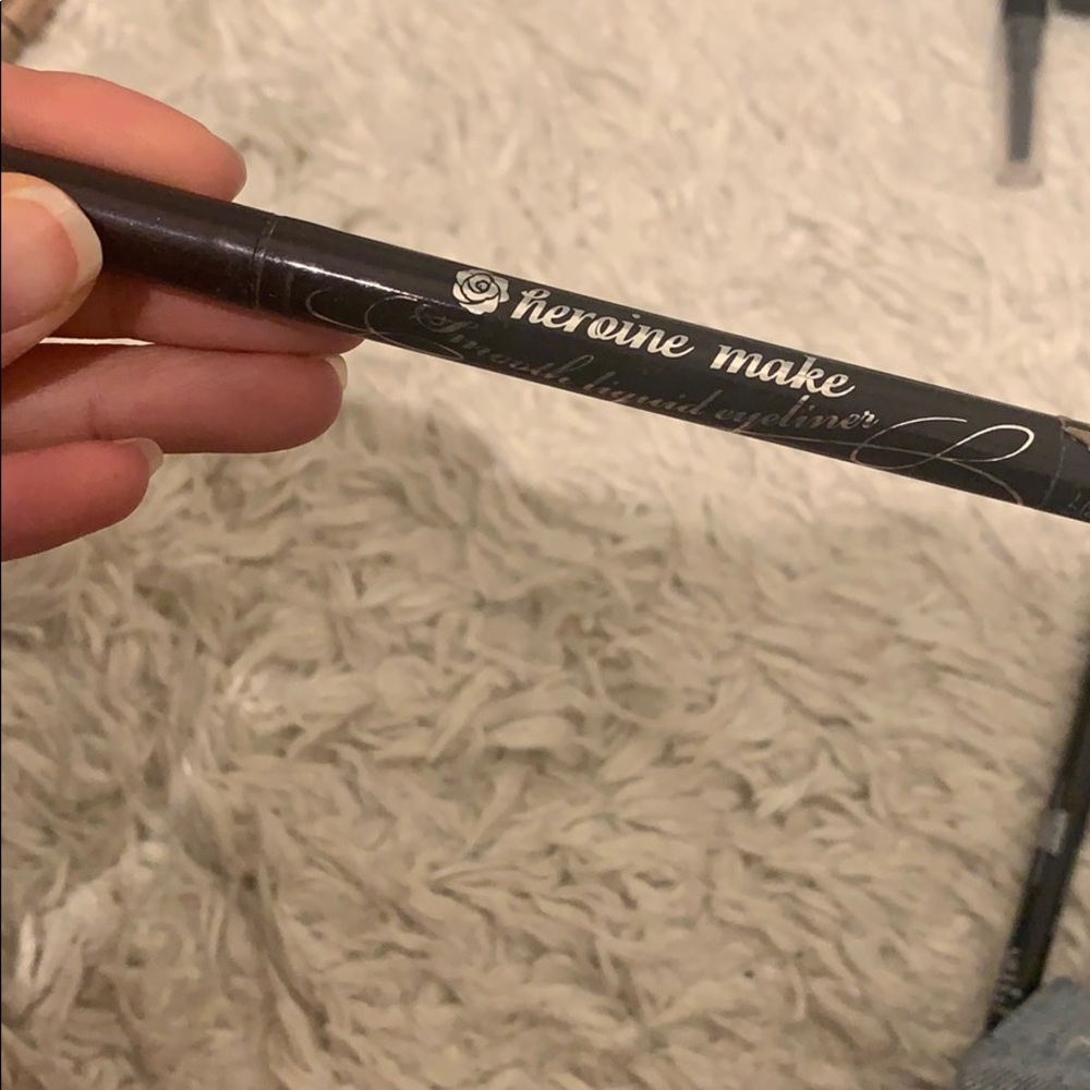 Liquid eye liner